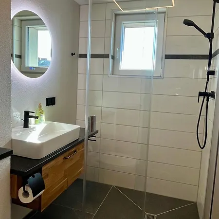 Stilvolle Ferienwohnung, Ruhig, Neu Renoviert Apartamento